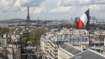 Fransa'da başörtülü kadının bulunduğu pankarta iktidar partisi meclis üyelerinden tepki