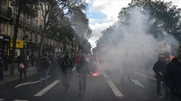 Fransa'da hükümetin toplumsal politikalarına üzerine iş bırakımı ve gösteriler düzenlendi