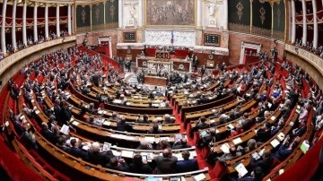 Fransa’da mecliste salt çoğunluğu kaybeden hükümetin “meşruiyeti” tartışılıyor