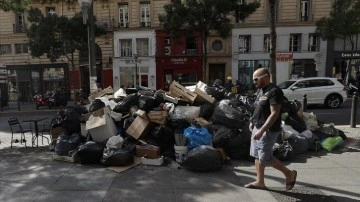Fransa'nın Marsilya kentinde sokaklar iş bırakımı dolayısıyla yararsız yığınlarıyla doldu