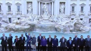 G20 Liderler Zirvesi'ne dahil olan birtakımı liderler, Roma'nın "Trevi Çeşmesi"ne bozuk