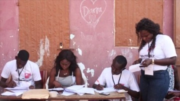 Gambiya'da halk, cumhurbaşkanını seçmek için sandık başında