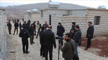 Gazetecilerden Suriye'de yapımı süren briket ev kampanyasına destek