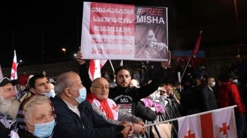 Gürcistan'da kıtlık grevini sürdüren mevkuf Saakaşvili hastaneye kaldırıldı