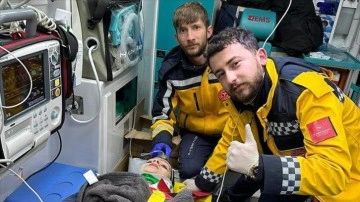 Hakkari'den Hatay'a giden ekipler depremden 96 saat sonra enkaz altından 3 kişiyi kurtardı