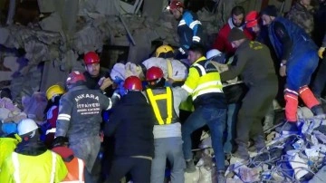 Hatay'da depremden 111 saat sonra bir kadın enkazdan sağ çıkarıldı