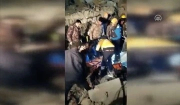 Hatay'da enkaz altında kalan iki kişi depremin 261. saatinde kurtarıldı