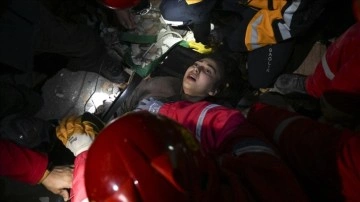 Hatay'da ikisi çocuk 4 kişi depremden 46 saat sonra enkazdan sağ çıkarıldı