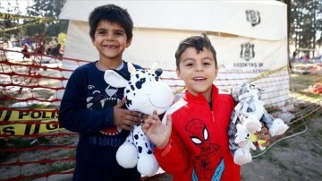 Hataylı depremzede çocukların yüzü Beşiktaş taraftarının gönderdiği oyuncaklarla güldü