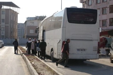 Hataylılar yerle bir olan şehirden otobüslerle terk ediyor