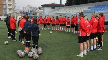 Hataysporlu kadın futbolcular, ilk galibiyet peşinde