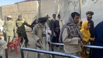 Her gün binlerce Afgan 'Taliban kontrolünde' yasa dışı geçişlerle ülkeyi terk ediyor