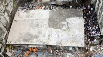 Hindistan'da sel dolayısıyla çöken binada minimum 17 isim yaşamını kaybetti