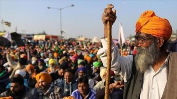 Hindistan'da yüzlerce çiftçi yeniden sokaklara çıktı