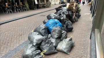 Hollanda'da temizlik işçilerinin grevi nedeniyle sokaklar çöp yığınlarıyla doldu