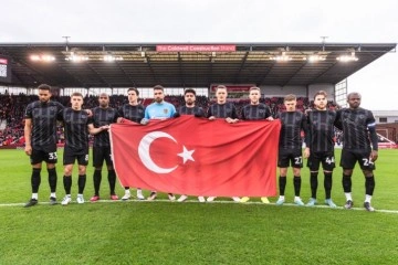 Hull City'den Türk bayraklı saygı duruşu