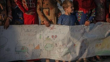 İdlib'de kamplardaki çocuklar, yunak yuva özlemlerini 75 metrelik mesajla aktardı