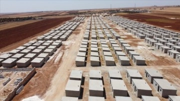 İHH, İdlib'de 16 bin 239 briket ev düz yazı etti