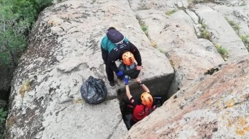 İHH, profesyonel dağcılarla Karahisar Kalesi'nin eteklerini çöplerden arındırdı