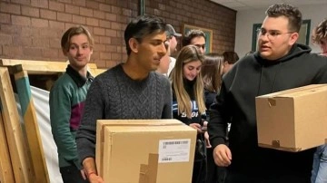 İngiltere Başbakanı Sunak depremzedeler için öğrencilerle yardım malzemesi paketledi