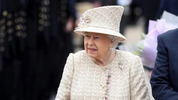 İngiltere Kraliçesi çarşamba gecesini hastanede geçirdi