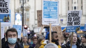 İngiltere'de sağlık çalışanlarının grevine destek yürüyüşü düzenlendi
