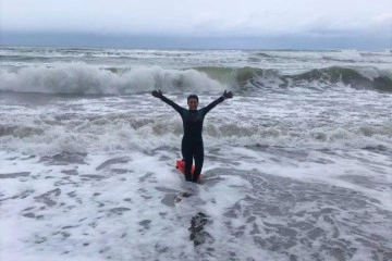 İngiltere'de yaşayan sağlıkçı, sağlık için Karadeniz’de kış ortasında denize girdi
