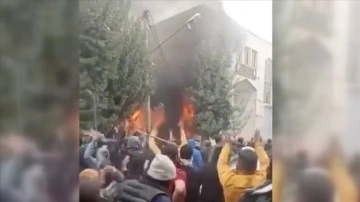 İran devriminin lideri Humeyni'nin baba evinin ateşe verildiği iddia edildi
