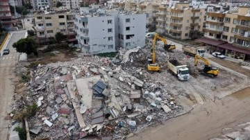 İskenderun'da hasarlı binaların yıkımı sürüyor