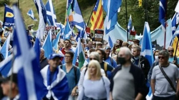 İskoçlar bağımsızlık düşüncesince yürüdü