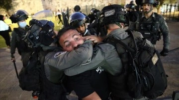 İsrail güçleri Kudüs'te birtakımı Filistinlileri darbetti, 2 gazeteciyi gözaltına aldı