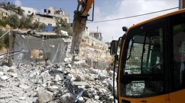 İsrail Kudüs’te Filistinli bir aileye kendi evini yıktırdı