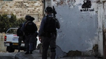 İsrail polisi Kudüs'te birlikte Filistinliyi yaraladıktan sonraları gözaltına aldı