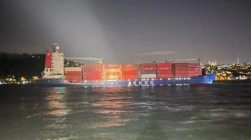 İstanbul Boğazı'nda arızalanan konteyner gemisi nedeniyle askıya alınan gemi trafiği açıldı