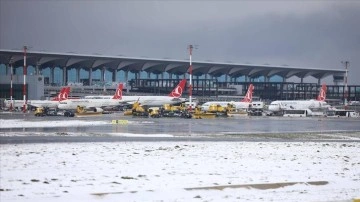 İstanbul ve Sabiha Gökçen havalimanlarında 127 THY uçağına buzlanmayı önleyici işlem yapıldı
