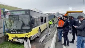 İstanbul'da bariyerlere çarpan İETT otobüsündeki 4 kişi yaralandı