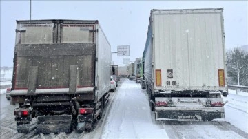 İstanbul'da gün boyu süren kar yağışı ulaşımı aksattı