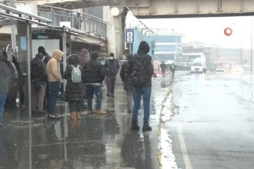İstanbul’da kar yağışı, vatandaşları toplu taşımaya yöneltti