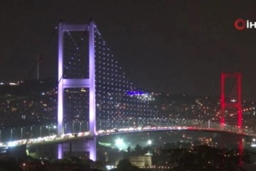 İstanbul’da köprüler KKTC bayrağının rengiyle aydınlatıldı
