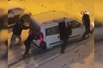 İstanbul'da sürücülerin karla imtihanı