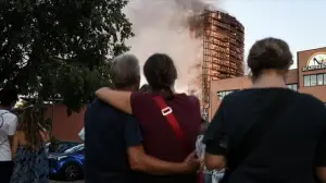 İtalya'da 15 katlı binada yangın çıktı