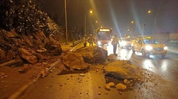 İzmir'de yağış nedeniyle koparak yola düşen kaya parçaları seyir halindeki otomobile zarar verd