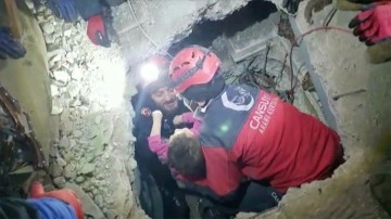 Kahramanmaraş'ta anne, baba ve 2 çocuğu enkazdan 64 saat sonra kurtarıldı