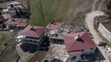 Kahramanmaraş'ta depremde oluşan yarık Çiğli Mahallesi'ni ikiye böldü