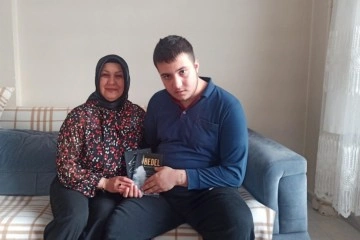Kahramanmaraş'ta engelli oğlu olan anne, hem üniversite bitirdi hem de kitap çıkardı
