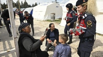 Kahramanmaraş'ta kadın astsubaylardan depremzede kadınlara 8 Mart sürprizi