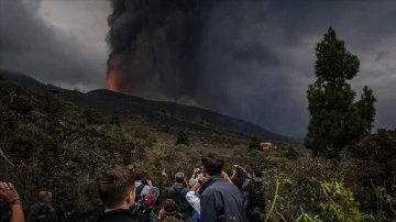 Kanarya Adaları'nda yüzlerce evi püskürtü altında bırakan yanardağdaki hararetli patlamalar sürüyor