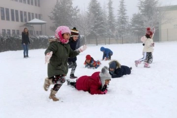 Kar geri döndü! Eğitime kar engeli... İşte okulların tatil olduğu iller