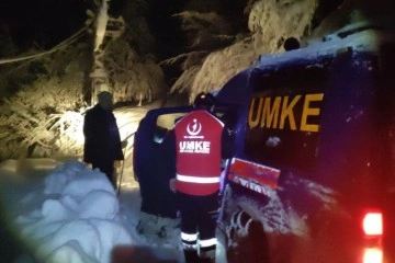 Kar nedeniyle köy yolu kapanan hastanın imdadına UMKE ekipleri yetişti