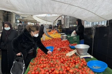 Kar yağışından dolayı sevkiyatı yapılamayan meyve ve sebzelerin fiyatları arttı